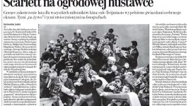 Scarlett na ogrodowej huśtawce